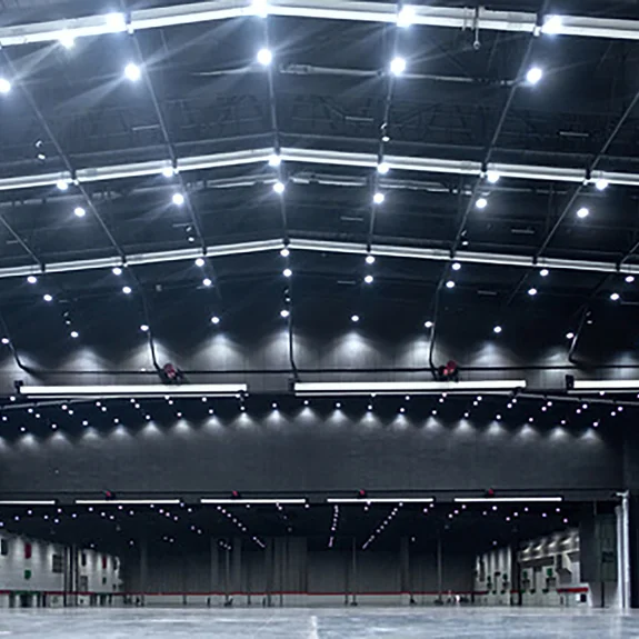 Innenaufnahme einer Lagerhalle mit LED Hallenstrahler